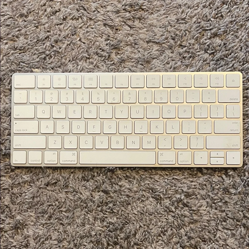 Apple Wireless Keyboard - Silver and White